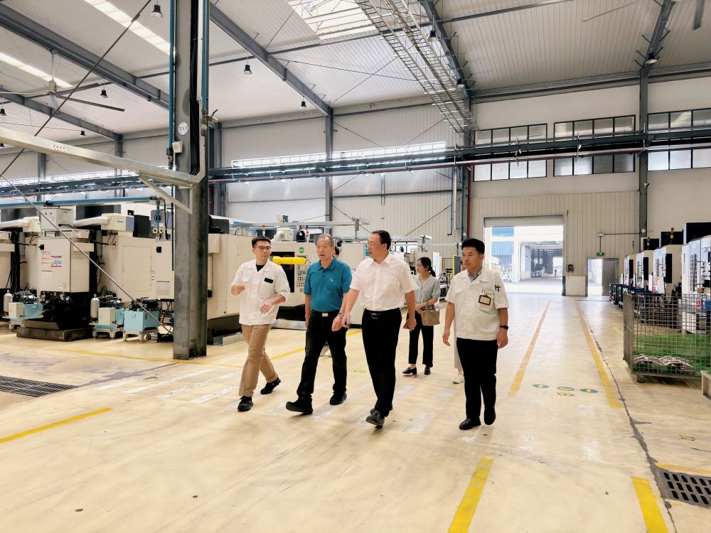 市科協領導協同華南理工大學教授蒞臨肇慶動力開展技術交流